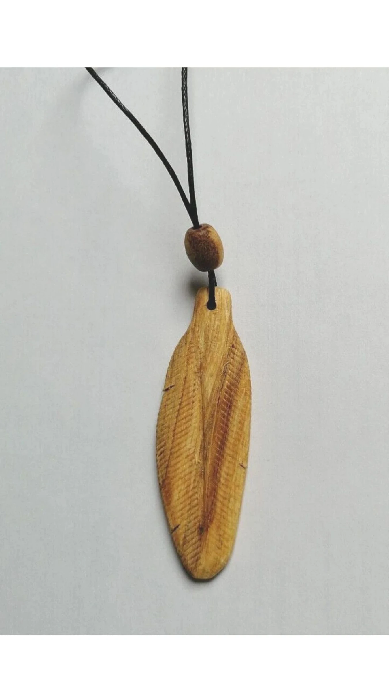 Collier forme plume haut 6 cm palo santo avec cordon taille ajustable 38 - 70 cm